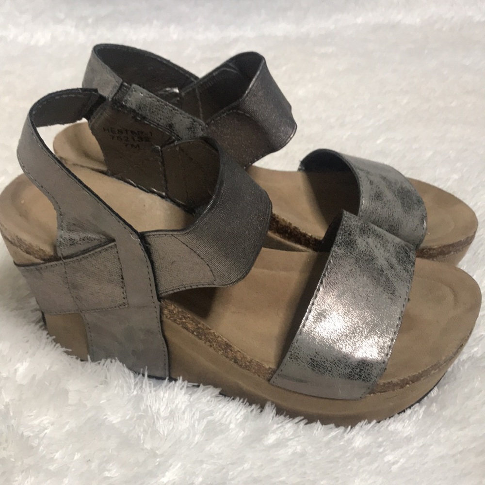 Pierre Dumas Metallic Wedges